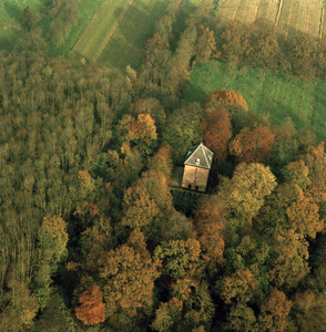 854350 Luchtfoto van de woontoren van het kasteel Weerdesteyn (Weerdesteijnselaan 1) te Langbroek.N.B. De gemeente ...